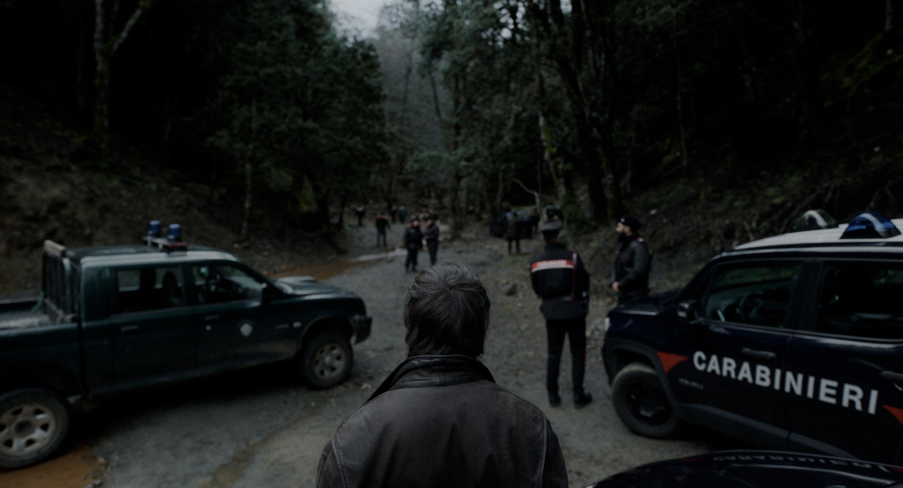 Polizia e carabinieri nel bosco
